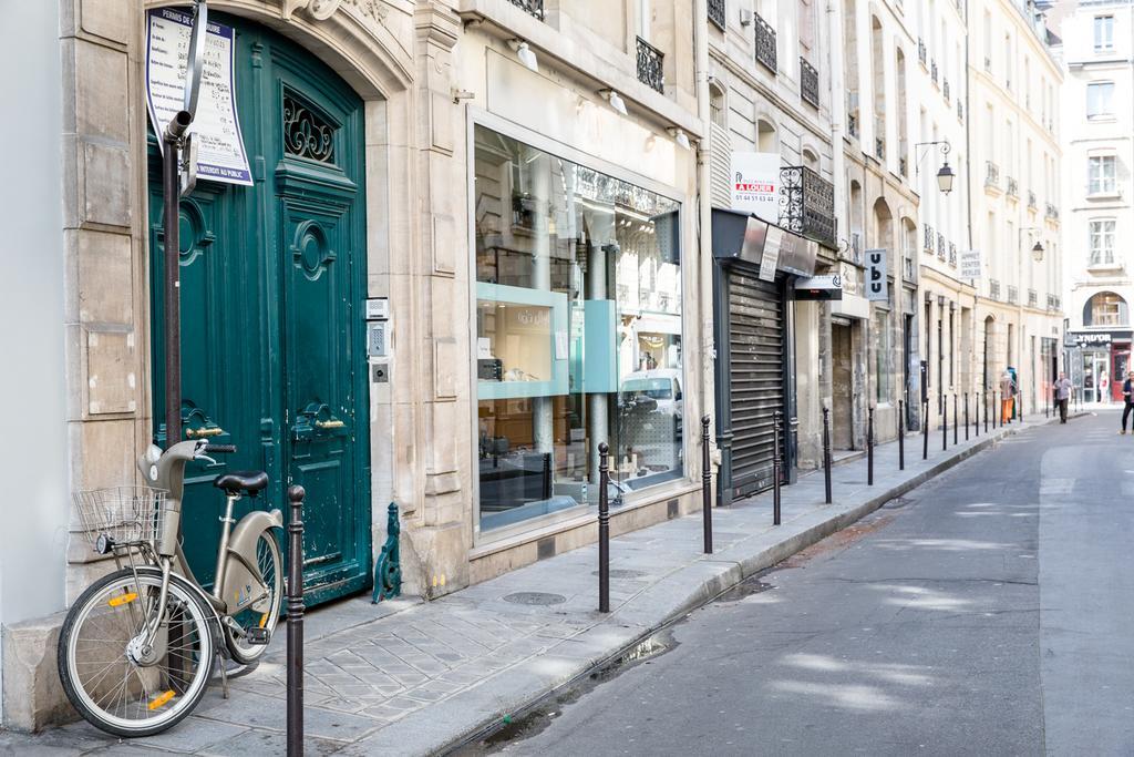 Apartment Marais Centre Pompidou Id 233 *